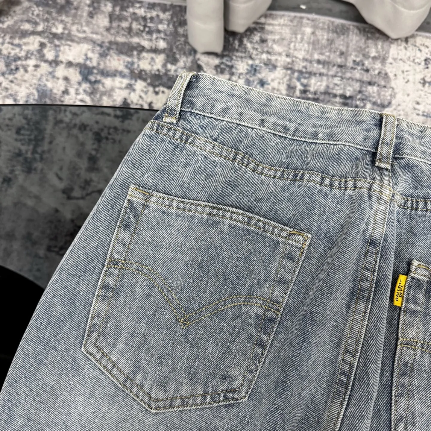 P280 Chrome Heart ｜Chrome Heart CH Heavy Industry Horsehair Spliced Flared Leather Jeans- 7*7 tannin 13.5 ammonia blue cow fabric, spliced with different colors of distressed denim, complete set of denim washing processes such as stone grinding, desizing, malaysian, hand rubbing, hanging grinding, fermentation washing, full spray, cat suede, etc. The genuine leather cross is made of natural horse hair and first-layer sheepskin. Because of the natural color of horse hair, different parts of the fur have different shades, and each pair is different, which is different from the imitation leather on the market. Each pair is the same; because the trousers are custom-made cross genuine leather trousers, they need to be disassembled many times, which is troublesome to sew and the shipment is very slow. Color: Spliced blue Size: 28 30 32 34 36